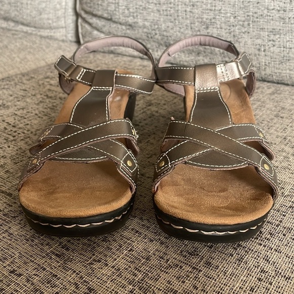 Clarks Collection Hayla Flute Gold Leather Sandal Wedge Size US 11 - Picture 4 of 13